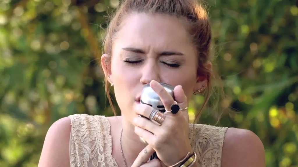 Miley Cyrus – The Backyard Sessions – „Jolene“